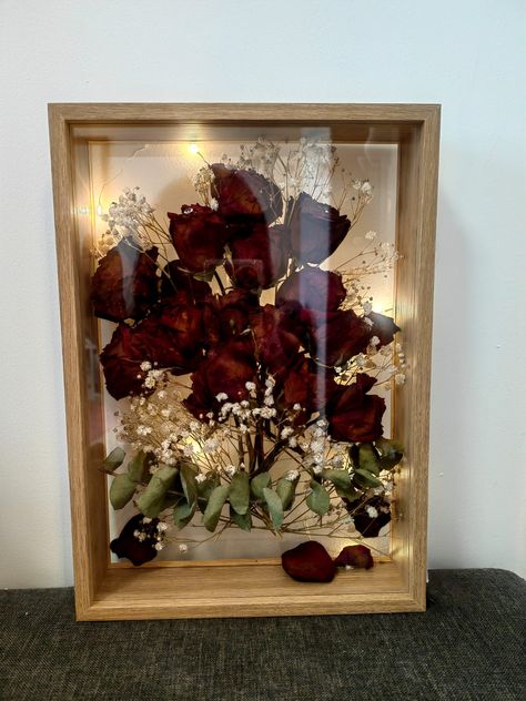 Learn how to generate passive income online Rose Shadow Box Diy, Dry Flowers Resin, Dry Roses Ideas, Dried Flowers Ideas, Dried Flowers Diy, Wedding Shadow Box, Pressed Flower Crafts, Diy Anniversary, Diy Jewelry Display