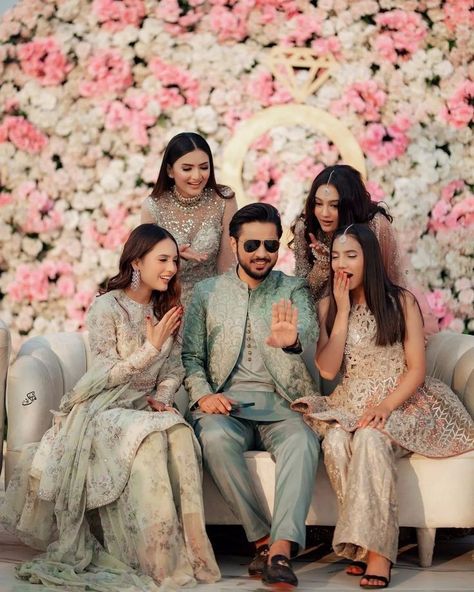 Sisters Wedding Photoshoot, Rabia Faisal, Fatima Faisal, Iqra Kanwal, Faisal Sisters, Sisters Photography Poses, Wedding Guests Photos, Marriage Poses, Madonna Vogue