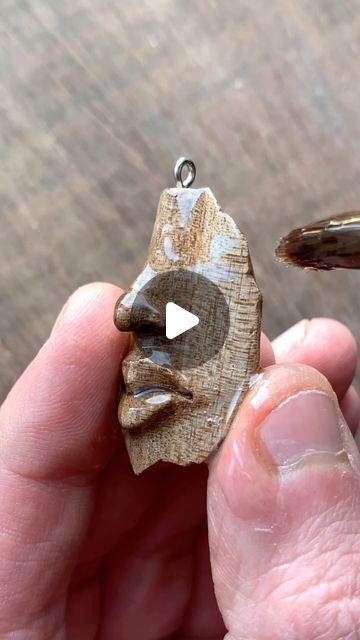 Hand Carving Wood Ideas, Dremel Wood Carving Ideas, Small Wood Carving, Sculpture Dremel, Woodcraft Ideas, Dremel Ideas, Wood Necklace Pendant, Woodcarving Ideas, Dremel Tool Projects