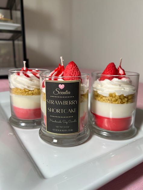 Strawberry Cheesecake Candle, Strawberry Shortcake Candle, Candle Making Business Ideas, Cool Candle Ideas, Whipped Candles, Strawberry Candles, Special Candles, Cool Candles, Homemade Candle Recipes