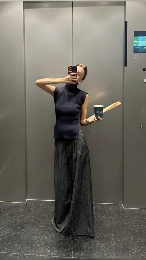 Margiela Aesthetic, Wide Leg Grey Pants, Country Fall Outfits, Minimalist Chic Fashion, Black High Neck Top, Aesthetic Ropa, Luxury Sustainable, Quoi Porter, Mode Inspo