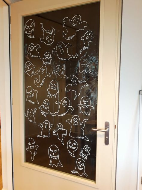 Halloween Chalk Pen Window, Window Drawing Halloween, Halloween Window Display Paint, Window Halloween Painting, Halloween Window Drawing, Halloween Window Painting Ideas, Halloween Window Painting, Halloween Window Art, Halloween Window Display