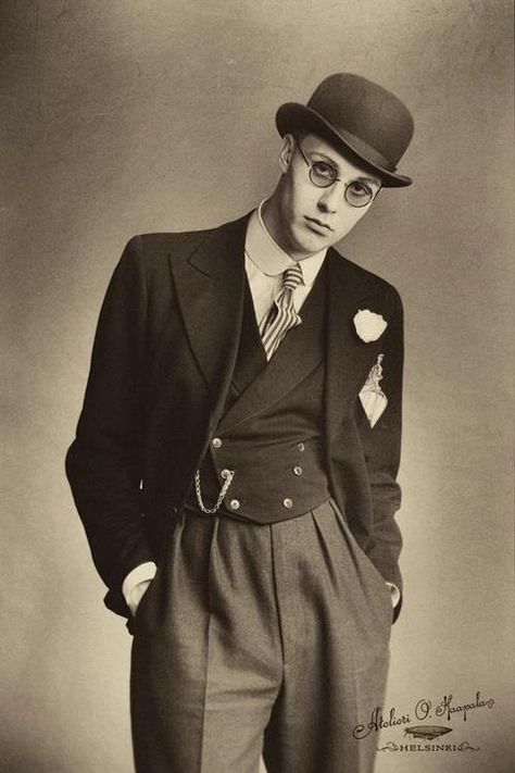 Perfectly Dandy (Date unknown) 1920s Men, Victorian Photography, Mens Fashion Vintage, Dandy Style, Portrait Vintage, Vintage Mens Fashion, Cabinet Card, Vintage Portraits, 1920s Fashion