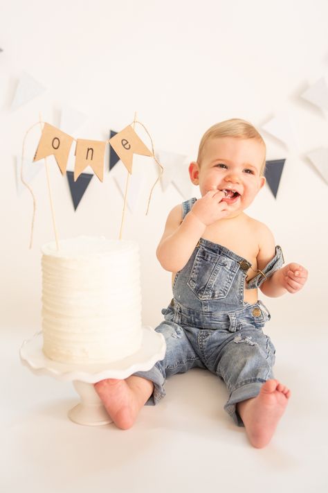 Neutral 1 Year Photoshoot, One Birthday Photoshoot Ideas, One Year Old Cake Smash Photoshoot, Studio 1st Birthday Pictures, Baby Boy Smash Cake Pictures, First Birthday Boy Pictures Ideas, Boy Cake Smash Photos, First Birthday Boy Photoshoot Indoor, Baby Boy One Year Photo Shoot