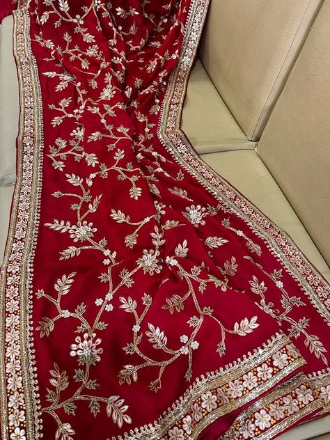 Heavy Bridal Dupatta Designs, Chunni Designs, Beautiful Bridal Dresses, Simple Saree Designs, Bridal Dupatta, Couple Wedding Dress, Indian Bride Outfits, Bridal Lehenga Collection, Anarkali Dress Pattern