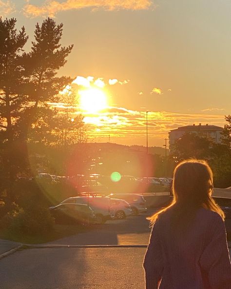 #sunset #goldenhour #brightlight #photograth #aesthetic #wallpaper #sun #sunlight Bright Sun Aesthetic, Happy Sunshine Aesthetic, Sunshine Aesthetic Girl, Sunshine Character Aesthetic, Sun Shine Aesthetic, Golden Sunlight Aesthetic, Millenials Aesthetic, Sun Girl Aesthetic, Sunshine Girl Aesthetic