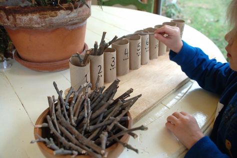 Montessori Provocations, Reggio Inspired Activities, Reggio Inspired Classrooms Preschool, Abordagem Reggio Emilia, Nature Based Classroom, Nature Based Preschool, Reggio Emilia Classroom, Curiosity Approach, Outdoor Learning Activities