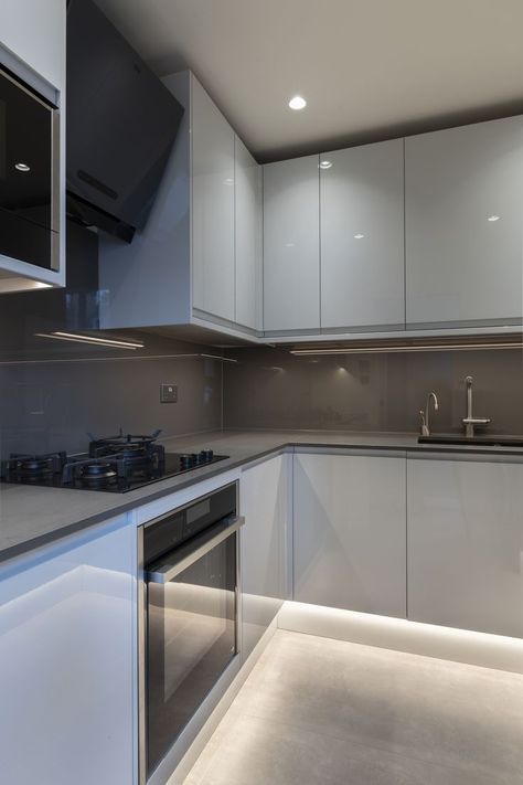 Full kitchen renovation at Paddington St. -Kitchen units from #howdens model Clerkenwell Gloss Dove Grey; -Worktop from #top_granite_marble model Caesarstone Concrete & Calacatta Maximus -Hob (CG603DNGGB4) and Build in dishwasher (DD60SHTI9) from #fisherpaykel -Gas hob from #johnlewis -Ceiling Speakers from #richersounds Grey Worktop Kitchen, Caesarstone Concrete, Kitchen Built Ins, Kitchen Hob, Modern Grey Kitchen, Kitchen Built In, Built In Dishwasher, Full Kitchen, Kitchen Worktop