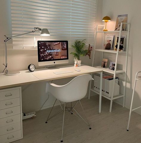 Aesthetic Room Desk, Asmr Aesthetic, Aesthetic Vlog, Desk Inspo, Desk Inspiration, Desk Makeover, Dekorasi Kamar Tidur, Pinterest Room Decor, Study Room Decor