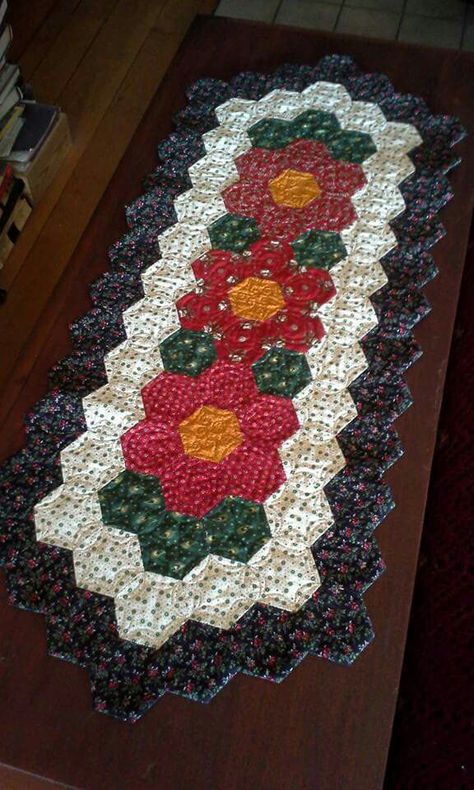 Hexagon Quilt Table Runner, Hexagon Patchwork Projects, Christmas Hexie Projects, Hexi Table Runner, Hexagon Placemats Patterns, Hexie Table Runner, Epp Table Runner, Hexagon Quilt Ideas, Hexagons Patchwork