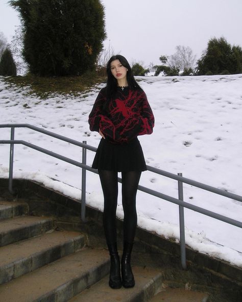 Goth Cold Weather Outfit, Cold Weather Goth Outfits, Dark Winter Aesthetic Outfits, Winter Outfits Emo, Winter Gothic Outfits, Punk Winter Outfits, Grunge Winter Outfits Cold, Everyday Goth Outfits, Winter Alt Outfits