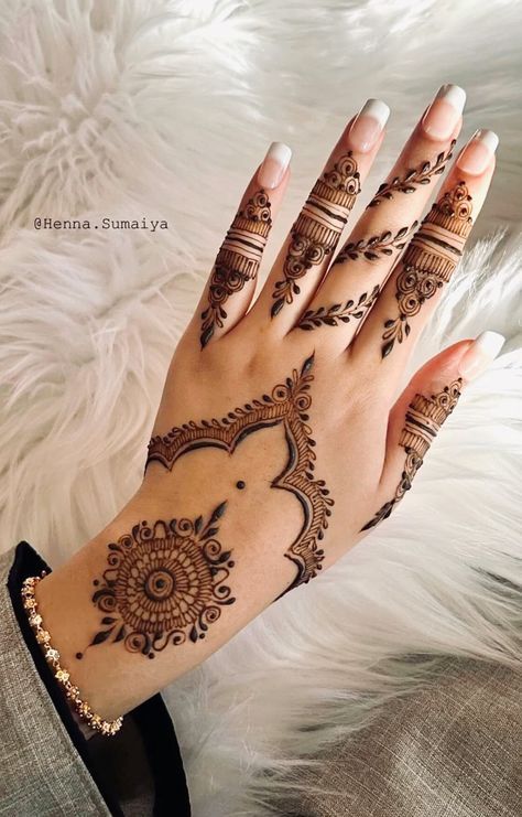 Mehdi Degine Aesthetic, Mehandi Designs Asthethic, Aesthetic Minimal Mehndi Design, Simplest Mehndi Designs Aesthetic, Mehdi Degine Simple Aesthetic, Mehedi Degins Simple Aesthetic, Trendy Mehndi Designs Back Hand, Henna Minimalist, Minimalist Henna Design