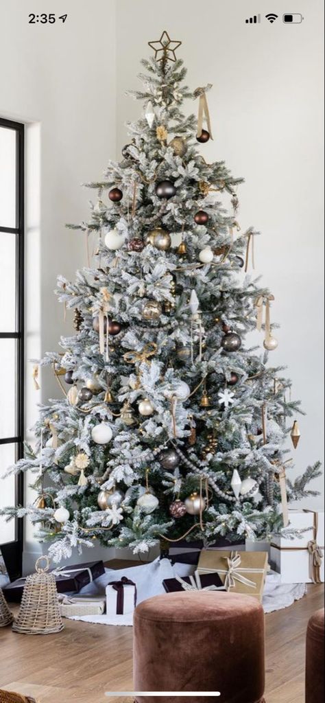 Flocked Tree Neutral Decor, Lightly Flocked Christmas Tree, Flocked Neutral Christmas Tree, Christmas Tree Frosted, Modern Flocked Christmas Trees Decorated, Flock Tree Decoration Ideas, Frosted Tree Decorations, Snow Christmas Tree Ideas, White Frosted Christmas Tree