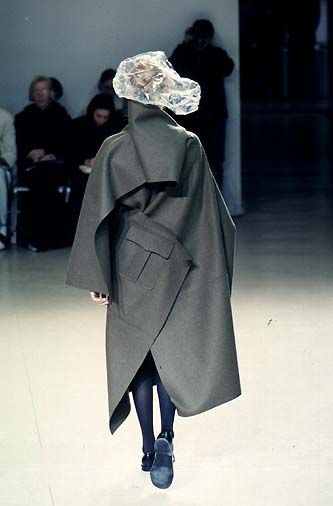 Junya Watanabe F/W 1998 Backwards fat guy coat with shower cap Burlap Pumpkin Wreath, Rei Kawakubo, Sweet Pic, Avant Garde Fashion, Junya Watanabe, Fashion History, Japanese Fashion, Comme Des Garcons, Fashion Details