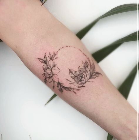 Lily Wreath Tattoo, Floral Circle Tattoo Design, Small Wreath Tattoo, Wreath Tattoo Women, Peony Wreath Tattoo, Hummingbird Circle Tattoo, Peony Tattoo Ribs, Peony Fine Line Tattoo, Floral Circle Tattoo