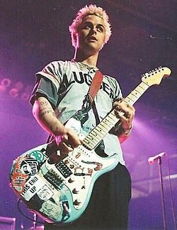 Joe Armstrong, Billie Joe Armstrong, Green Day, Blue Hair, Electric Guitar, Guitar, Tumblr, Green, Hair