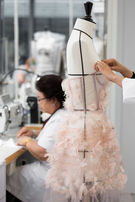 Haute Couture Style, Dior Atelier, Fashion Dream Job, Fashion Designer Studio, Dior Haute Couture, Couture Mode, Dior Fashion, Dior Couture, Student Fashion