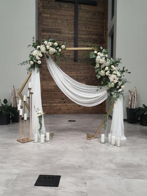 Gold hexagon arch with sheers and flowers Wedding Arch Ideas With Lights, Hexagonal Backdrop Wedding, Back Drop Wedding Ceremony, Outside Wedding Backdrop, Hexagon Wedding Arch Flowers Boho, Diy Wedding Alter Ideas, Engament Decorations Ideas Simple, Heksagon Wedding, Indoor Wedding Arch Ideas