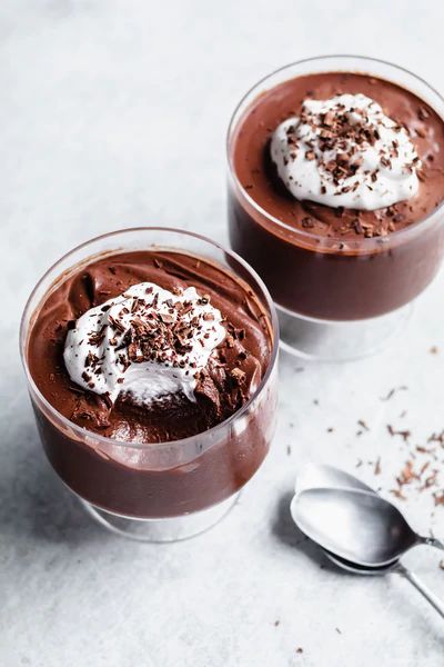 A chocolate mousse that's dairy free, egg free and so good you won't feel guilty enjoying it after dinner? YES PLEASE. Chocolate mousse is a dessert whose pleasure lies as much in it's theatre as in its flavour. And if you can spoon your way through a bowl without making a happy mess all over your f Dairy Free Chocolate Mousse, Chocolate Mousse Desserts, Chocolate Mousse Recipe, Mousse Dessert, Low Fodmap Diet, Dairy Free Chocolate, Chocolate Shavings, Chocolate Mousse, Egg Free