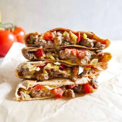 Enjoy a tasty and delicious meal with your loved ones. Learn how to make Cheeseburger crunch wrap & see the Smartpoints value of this great recipe. Cheeseburger Crunchwrap, Cheeseburger Crunch Wrap, Smart Food, Crunch Wrap, Healthy Wraps, Asian Chicken, Tortilla Wraps, Healthy Bites, Chicken Wraps