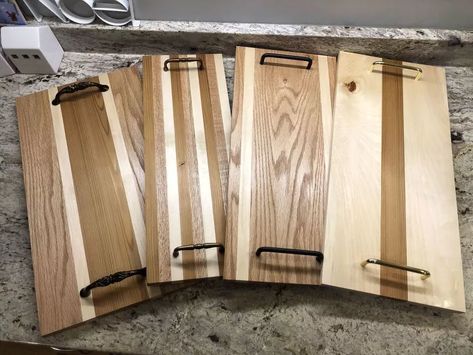 A lot of credit here goes to my wife. She wanted to give gifts to her coworkers and loved the idea of creating something herself. A lot of those coworkers enjoy hosting, so she came up with the idea of serving trays. A few pieces of wood, a few drawer pulls/handles and a little TLC later, we had several different varieties - each unique in its own way. This is a really quick and pretty simple DIY - whether you are looking for a gift like us or want to create something pretty for your o… Pallet Serving Trays, Trays Diy, Makey Makey, Diy Serving Tray, Butcher Block Oil, Christmas Cricut, Bathtub Tray, Appreciation Ideas, Diy Farmhouse Table