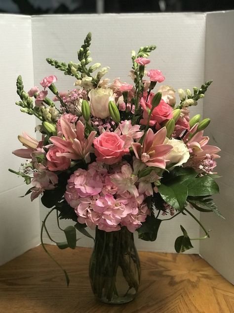 Tulips Arrangement Vase, Flower Arrangements Vase Ideas, Flower Bouquet Vase Floral Arrangements, Floral Arrangements In Vases, Easy Mother’s Day Flower Arrangement, Silk Flower Arrangements For Home, Basket Floral Arrangements, Real Flower Arrangements, Big Flower Arrangements