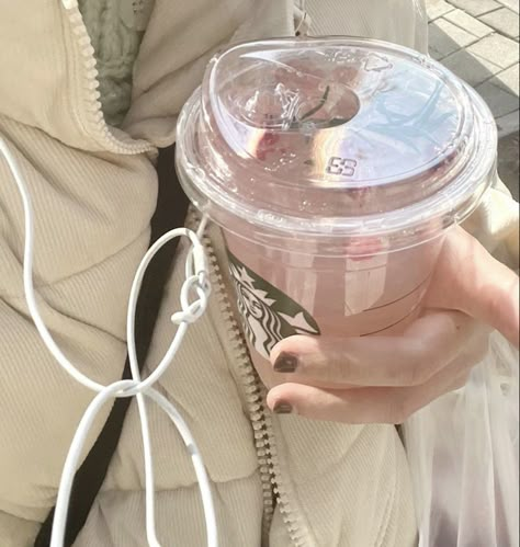 Pink Starbucks Aesthetic, Beverages Aesthetic, Starbucks Aesthetic, Baby Pink Aesthetic, Cream Aesthetic, Aesthetic Winter, Pink Starbucks, Beige Coat, Pretty Princess