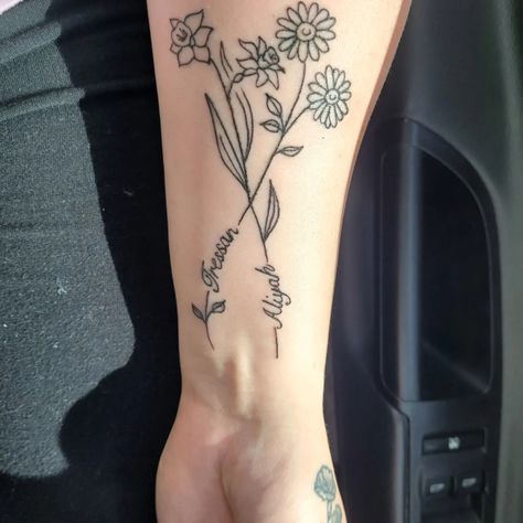 Daffodil Daisy Tattoo, Daisy And Daffodil Tattoo, Daffodil And Daisy Tattoo, Grandchild Tattoo, Birthdate Tattoo Ideas, Daisy Chain Tattoo, Grandchildren Tattoos, Flower Arm Tattoo, Birthdate Tattoo