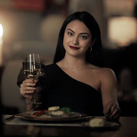 Veronica Lodge Aesthetic, Veronica Lodge Fashion, Veronica Lodge Outfits, Camila Mendes Veronica Lodge, Riverdale Veronica, Camilla Mendes, Cami Mendes, Camila Mendes, Veronica Lodge