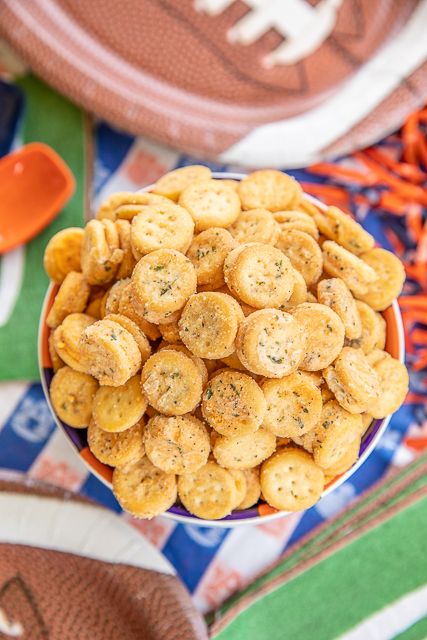 Cheesy Ranch Crackers - ritz bits tossed in a quick ranch mixture. SO good!!! Great for parties and in soups and chilis. We always have a bag in the pantry. Ritz Bits Cheese Sandwich Crackers, oil, Ranch mix, garlic powder. Can make in advance and store in an air-tight container. #tailgating #appetizer #ranch #cheese #partyfood Homemade Ranch Dressing Seasoning, Potluck Treats, Bacon Puffs, Ranch Crackers, Ritz Bits, Football Friday, Cheesy Crackers, Thanksgiving Appetizers Easy, Cheesy Ranch