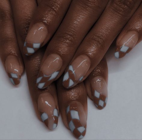 Short Almond Nails Inspiration, Brown Patterned Nails, Short Nail Designs Minimal Brown, Black Short Almond Nails, Brown Wavy Nails, Desert Nails Designs, Short Artsy Nails, Nails With Dots Simple, Brown Squiggle Nails