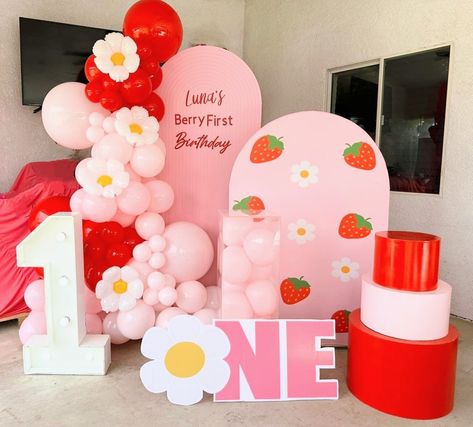 Daisy And Strawberry Party, Strawberry Themed 1st Birthday Centerpieces, Berry 1st Birthday Centerpieces, Strawberry Daisy Party, Pink Strawberry Birthday Party, Strawberry Themed Centerpieces, Strawberry Balloon Garland, Strawberry And Daisy Birthday, My Berry First Birthday Decorations