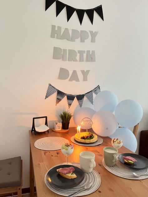 Birthday breakfast 🧡 Small Birthday Party For Husband, Birthday Brunch For Man, Bday Breakfast Ideas For Him, Hubby Birthday Ideas At Home, Birthday Decor For Husband, Husband Birthday Ideas At Home, Birthday Breakfast Aesthetic, Happy Birthday Breakfast, Simple Birthday Surprise