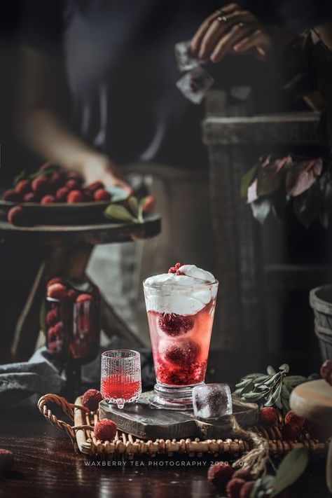 Rosemary Mocktail, Rustic Food Photography, Moody Food Photography, Dark Food Photography, Cocktail Photography, Winter Cocktails, Food Photography Inspiration, Fruit Photography, Food Drink Photography