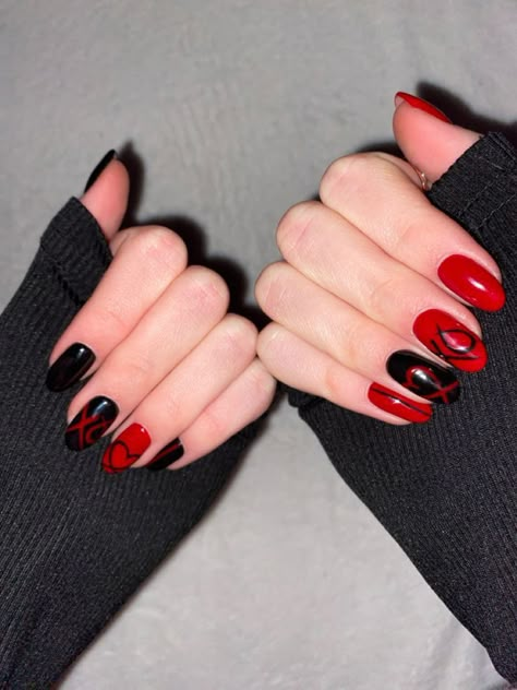 Black And Red Accent Nails, Nails 2023 Trends Red And Black, Red And Black Louis Tomlinson Nails, Red And Black Nail Ideas Simple, Short Nail Designs Black And Red, Red And Black Nails Heart, Red And Black Nails Simple, Black Nails Red Heart, Red Nails With Black Heart