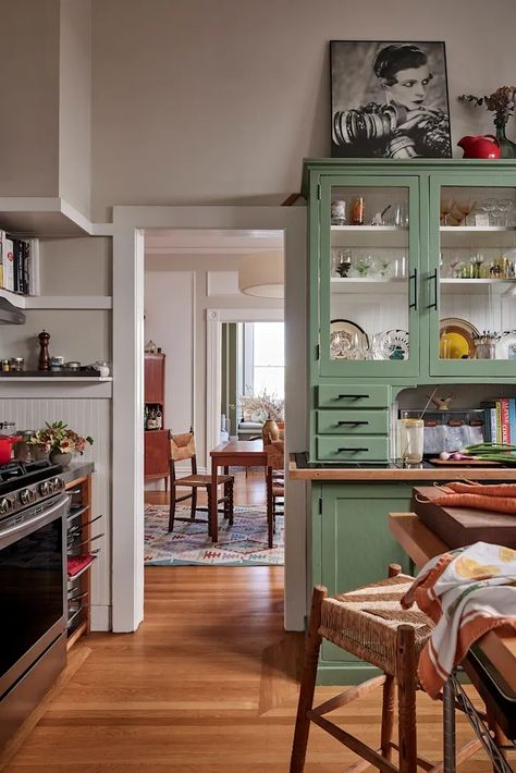 Here's Everything You Need to Know About an Unfitted Kitchen | Apartment Therapy Unfitted Cottage Kitchen, Unfitted Kitchen Ideas, Kitchen 80s, Unfitted Kitchens, 1930 Kitchen, 1900s Kitchen, Kitchen Buffet Table, Kitchen Prep Table, Unfitted Kitchen