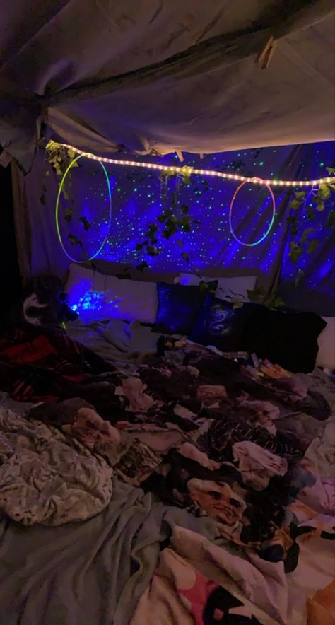 Fort For Sleepovers, Sleep Over Set Up, Summer Trampoline Sleepover, Giant Sleepover, Tent Trampoline, Tent Set Up Ideas Inside, Summer Sleepover Ideas, Sleepover Ideas For 2 People, Summer Hangout Spot