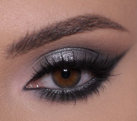 Smokey Cat Eye Makeup, Smokey Eye Makeup Steps, Cat Eye Makeup Tutorial, Grey Eye Makeup, Evening Eye Makeup, Silver Eye Makeup, Prom Eye Makeup, Smokey Eye Tutorial, Eye Makeup Techniques