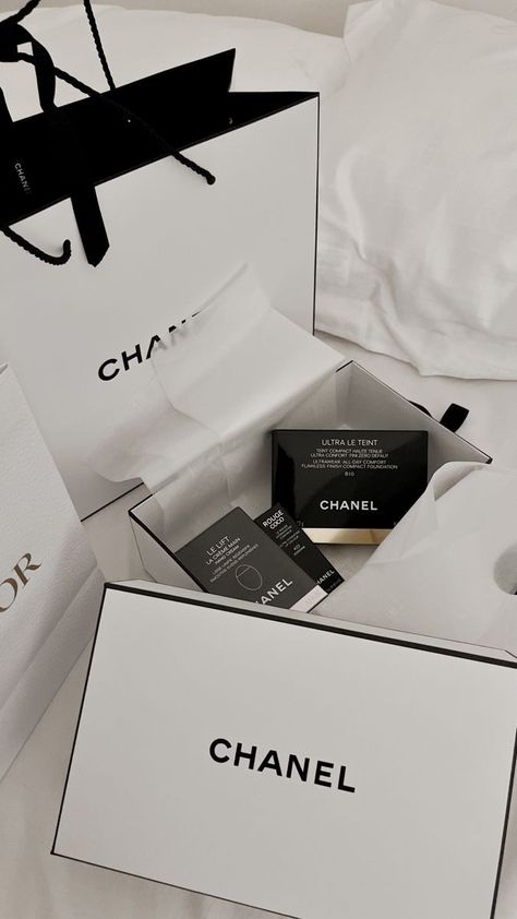 Chanel Aesthetic Vintage, Black And Cream Wallpaper, Van Photography, Chanel Foundation, Patchouli Perfume, Door Photography, Chanel Aesthetic, Chanel Wallpaper, Chanel Fragrance