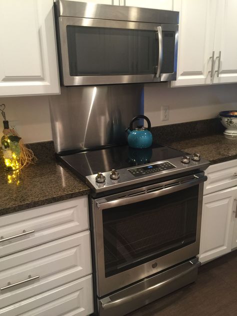 Stainless Steel behind slide in range. This is clean best solution for me. Behind Stove Backsplash, 2nd Kitchen, Metal Backsplash, Stainless Steel Backsplash, Stove Backsplash, Kitchen 2020, Black Backsplash, Steel Backsplash, Slide In Range