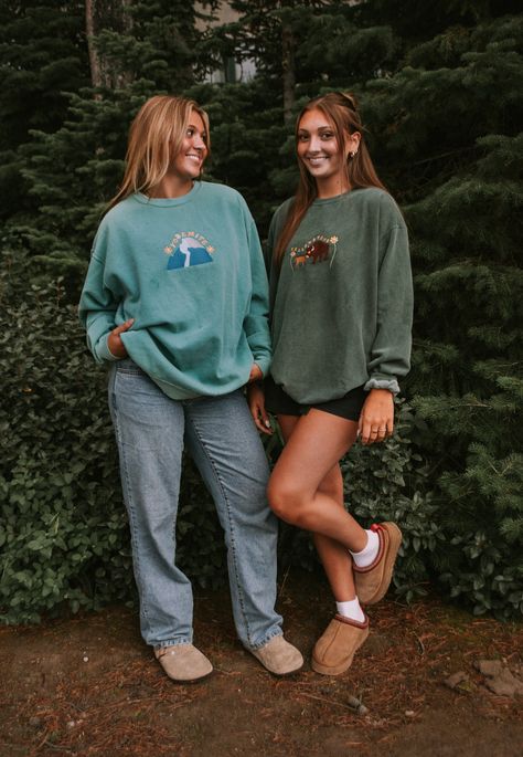 Camping Fits, Spruce Color, Outdoorsy Outfits, Granola Girl Outfits, Granola Outfits, National Park Sweatshirt, Outdoorsy Style, Earthy Outfits, Blue Spruce