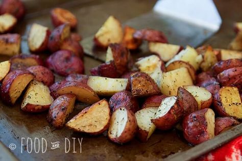 Garlic and Dill Roasted Red Potatoes: These Garlic & Dill Roasted Red Peppers are a cinch to make and delicious to boot, I've had so many people asking me how to make these! Hamburger Steaks With Brown Gravy, Vegetarian Side Dish Recipes, Hamburger Steak And Gravy, Hamburger Steaks, Red Potato Recipes, Sauteed Onions, Roasted Red Potatoes, Vegetable Side Dishes Recipes, Delicious Gluten Free Recipes