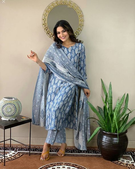 Casual cotton suits Printed Indian Suits, Printed Cotton Suit Designs, Cotton Suits Indian Casual, Cotton Printed Suits, Cotton Suit Designs, Pure Cotton Suits, Diy Outfits, Indian Kurti Designs, Anarkali Dress Pattern