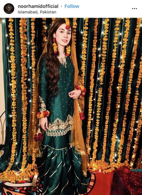 Long Dresses Pakistani, Long Pakistani Dresses, Mehndi Dresses Designs, Party Wear Dress Design, Pakistani Long Dresses, Mehendi Bride, Mehandi Dress, Mayon Dresses, Pakistani Mehndi Dress