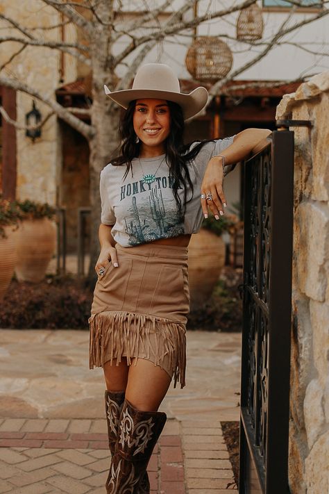 Fringe Skirt Outfit Country, Fringe Skirt Outfit, Cowboy Outfits For Women, Boho Western Outfits, High Waisted Mini Skirt, Nashville Outfits, Western Style Outfits, Country Concert Outfit, Cowboy Outfits