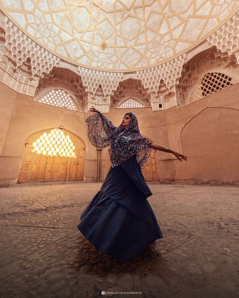 گفتند که شش جهت همه نور خداست                                فریاد ز حلق خاست  کان نور کجاست                                                         
مولانا
yazd 
shah yahya charsogh Souq Market, Mermaid Formal Dress, Iran, Victorian Dress, Formal Dresses