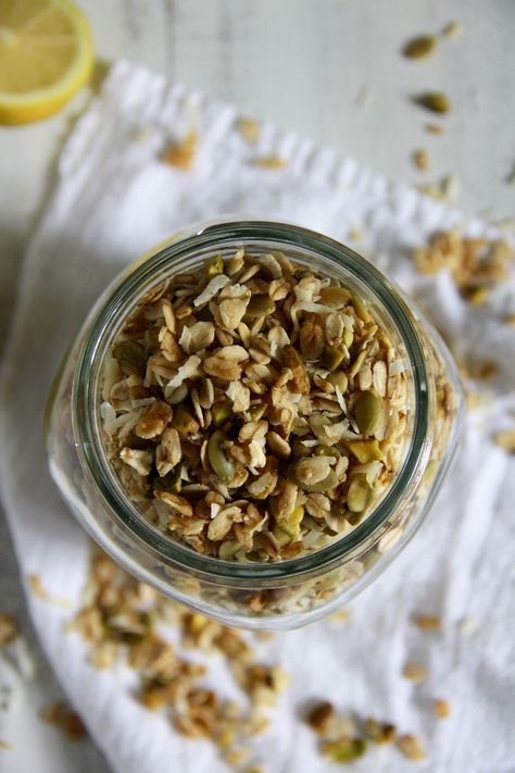 Pistachio Granola, Lemon Pistachio, Vegan Juice, Fitness Blogs, Raw Foods, Second Breakfast, Cafe Ideas, Paleo Snacks, Unsweetened Coconut