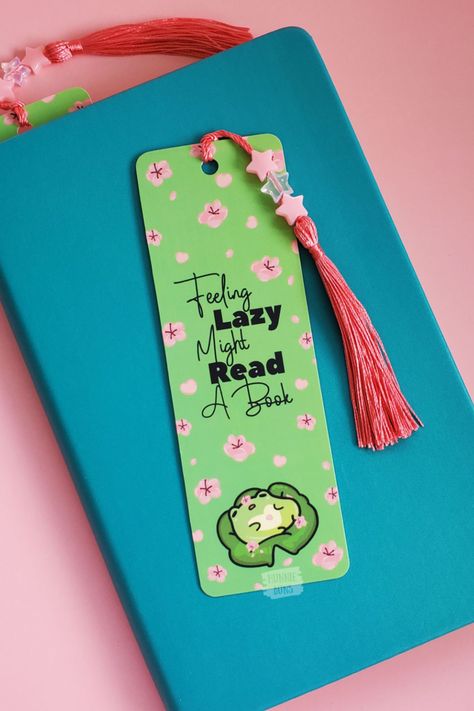 This is a cute frog bookmark available for purchase on Etsy. Turtle Bookmark, Paper Flower Origami, Frog Bookmark, Kawaii Turtle, Beautiful Paper Flowers, Flower Origami, Inexpensive Decor, Frog Decor, Turtle Decor