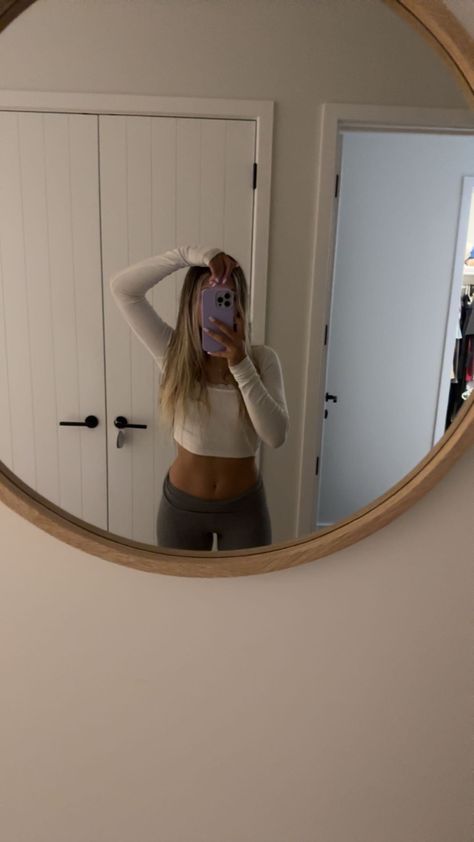 Mirror Pics Blonde Hair No Face, Pretty Blonde Girl Mirror, Blonde Insta Pics, Cute Body Mirror Pics, Mirror Selfie Blonde, Cute Mirror Pics, Blonde Selfies, Mirror Selfie Aesthetic, Pretty Blonde Hair