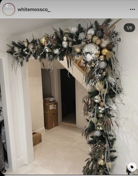 Tall Ceiling Christmas Decor, Elaborate Christmas Decorations, Outdoor Christmas Column Decor, Christmas Arches Indoor, Christmas Door Arch Diy, Beauty Salon Christmas Decorations, Elegant Christmas Decor Ideas For The Home, Christmas Hallway Ideas, Arch Christmas Decor